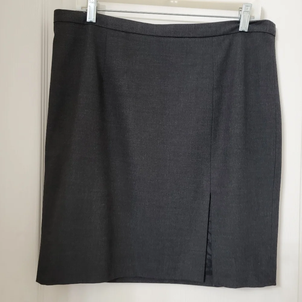 Michael Michael Kors Size 6 Gray Front Slit Mini Skirt, Gently Used Condition